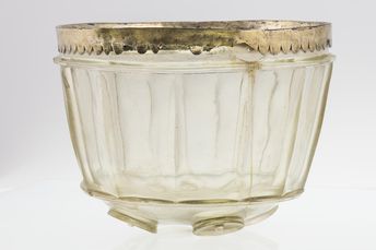 Večkotna steklena vaza