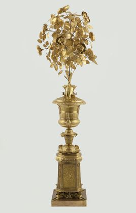 Rosa d’oro montata su piedistallo