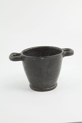 黒で塗られたスキュポス