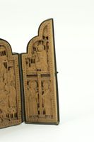 「生神女就寝」が彫られた小型の木製彫刻三連作