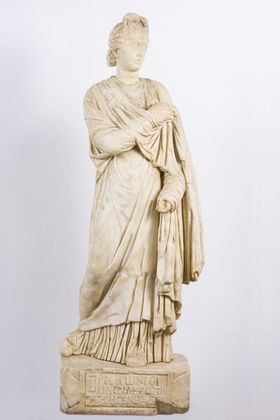 Estátua funerária feminina