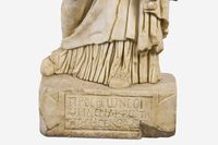 Estátua funerária feminina